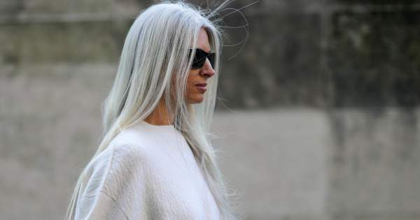 Borítókép: Ez a fodrász ősz hajjal teszi szexibbé a nőket