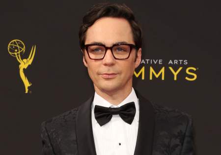 Borítókép: Jim Parsons az Agymenőkből szőke fürtökkel tündököl a The Hollywood Reporter magazin Pride-számának címlapján