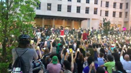 Borítókép: Megindító, ahogy a békésen tüntető amerikai tömeg együtt énekel a rasszizmus ellen