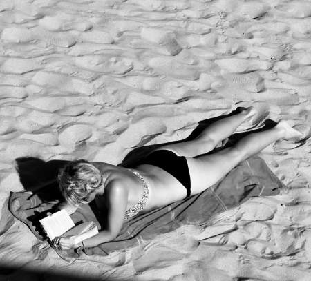 Borítókép: 5+3 nem evidens olvasmány a strandon töltendő órákra