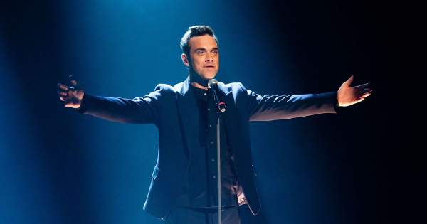 Borítókép: Robbie Williams még sosem volt ilyen jó formában, de a kopasz frizurát elfelejthetné