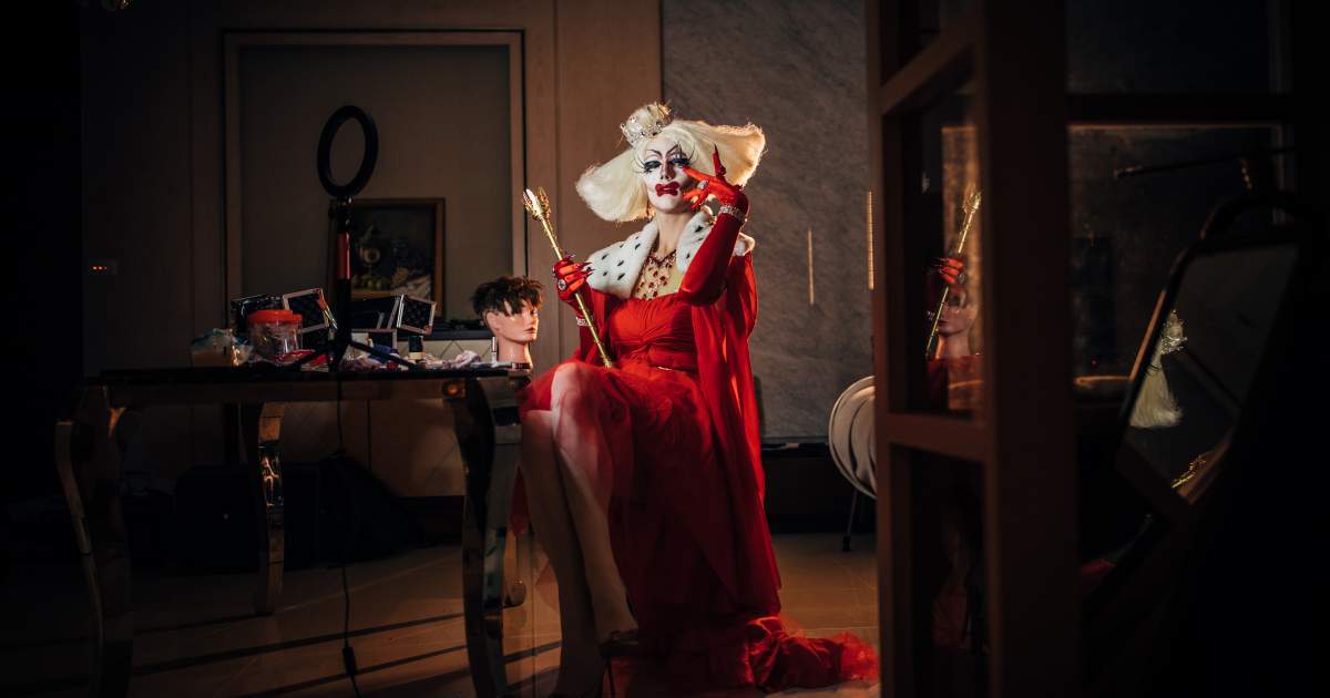 Drag queen,transzvesztita,királynő,éjszaka,éjszakai élet,varieté,smink,make up,burleszk,korona