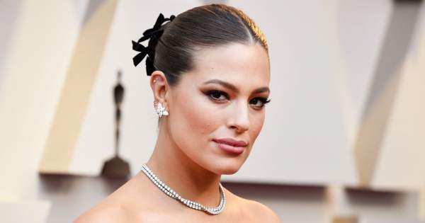 Borítókép: Kevés topmodell tud olyan jól szórakozni a testi hibáján, mint Ashley Graham