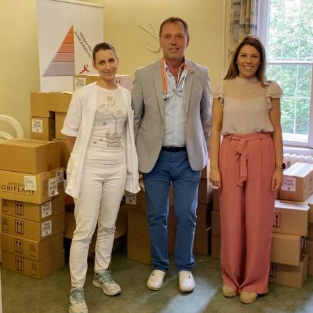 Borítókép: Gyógyír a sebekre: kórházakat támogat az Oriflame