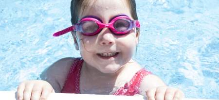 Borítókép: Hogyan védd ki az öt leggyakoribb nyári gyerek sérülést, avagy ami mindig legyen az útipatikában