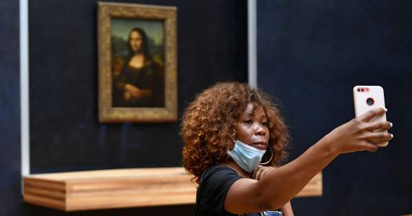 Borítókép: Kettesben Mona Lisával - Újranyitott a Louvre