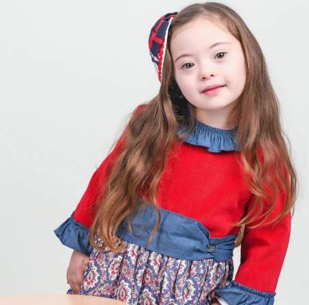 Borítókép: Még csak 4 éves, de máris elismert modell a Down-szindrómás kislány
