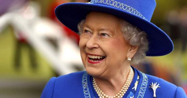 Borítókép: II. Erzsébet királynő megmutatja, milyen a tökéletes gin