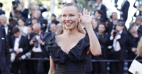 Borítókép: Pamela Anderson forradalmasíthatja az arcpajzs viseletét