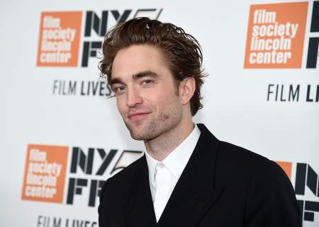Borítókép: Robert Pattinson kéz a kézben mutatkozott szerelmével
