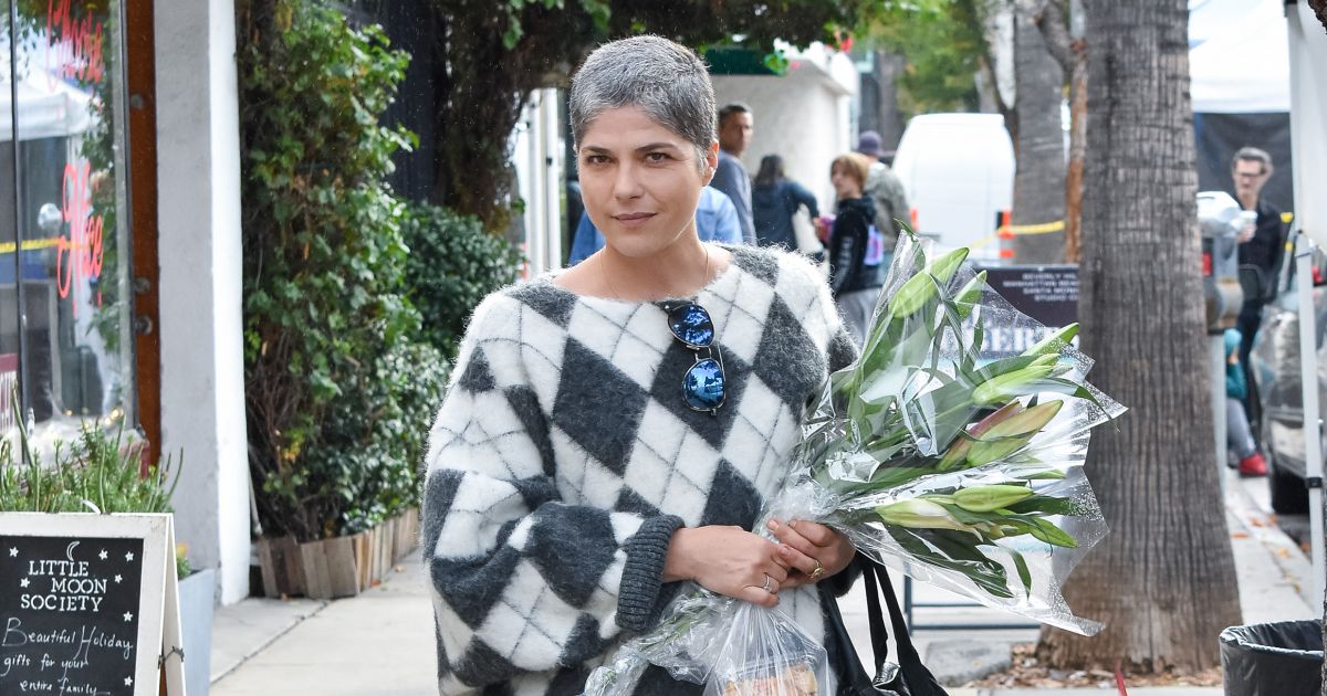 Fürdőruhában mutatta meg magát a 48 éves Selma Blair, aki gyógyíthatatlan betegsége ellenére is ragyog