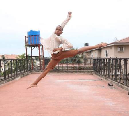 Borítókép: A nigériai kisfiú, aki nemrég ösztöndíjat nyert egy rangos amerikai balett-társulatba, különleges iskolába jár hazájában