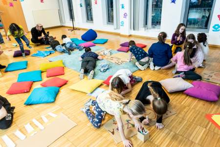 Borítókép: Mi történik akkor, ha a gyerek osztja be a családnak a házimunkát?