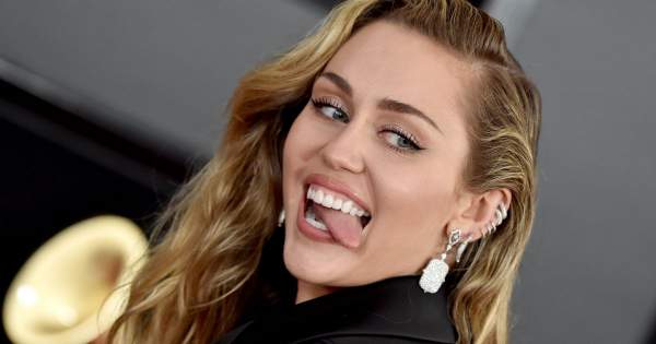 Borítókép: ﻿Miley Cyrus sztriptízzel ünnepli a szingliséget