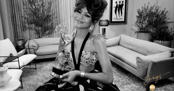 Borítókép: Emmy-díjkiosztó a sztárok otthonából – Te is látod a háttérben azt a...?