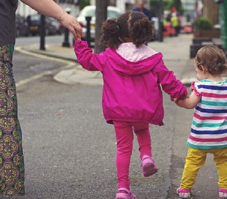 Borítókép: A testével védte a gyerekeket a nekik rohanó autótól a dada