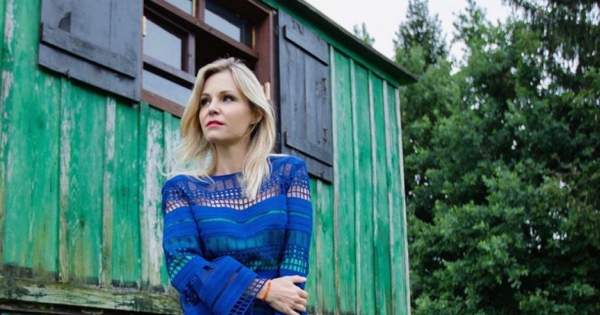 Borítókép: Marton Adrienn a magyar divattervezők elkötelezett rajongója