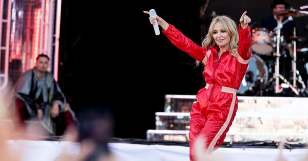 Borítókép: Kylie Minogue visszatért, és 52 évesen is zavarba hozza a világot