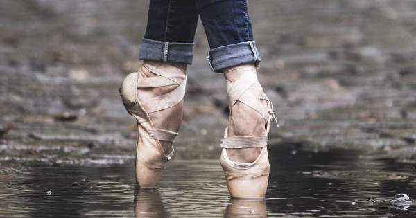 Borítókép: Az utcán táncolnak az Operaház balettművészei