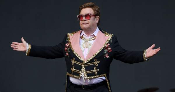 Borítókép: Capri: Elton John megszegte az előírásokat, feljelentették