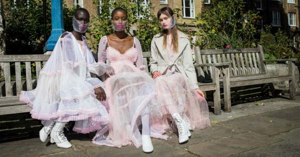 Borítókép: Nem akármilyen maszkkal sokkolt a divattervező, igazi botrányt robbantott ki