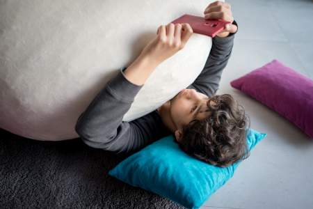 Borítókép: Chatfüggő a gyereked vagy csak egészséges módon barátkozik?