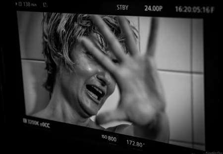 Borítókép: Hatvan magyar színésznővel forgatták újra a Psycho zuhanyjelenetét