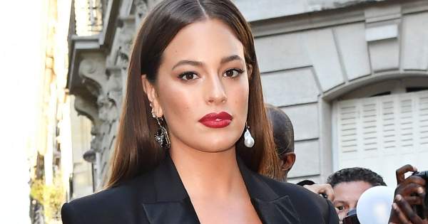 Borítókép: Na ez merész! Ashley Graham ruha nélkül mutatta meg szülés utáni alakját