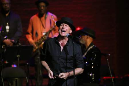 Borítókép: Bruce Willis szuperképessége: még mindig meg tudja lepni a nőket