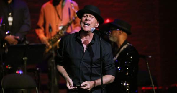 Borítókép: Bruce Willis szuperképessége: még mindig meg tudja lepni a nőket