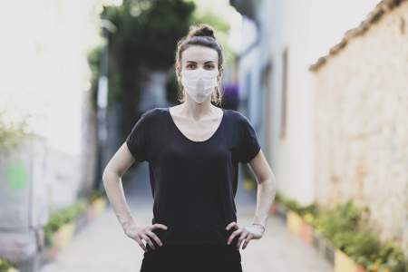 Borítókép: A maszk és a távolságtartás hatására ezerszer kisebb lesz a vírusterhelés