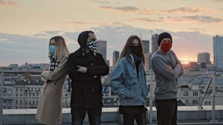 Borítókép:  Partizni akar a kamasz gyereked a járvány idején? Segítünk átgondolni, hogyan beszélj a fejével: 8 tipp