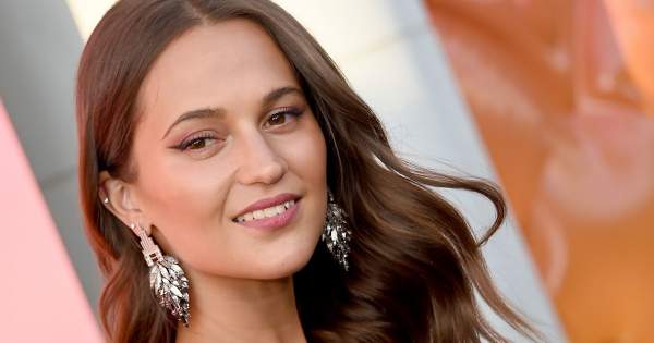 Leleplező képek! Alicia Vikander most vagy beebédelt, vagy több hónapos terhes - szerinted mi az igazság?