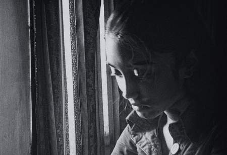 Borítókép: A milleniálok könnyebben tesznek kárt magukban?