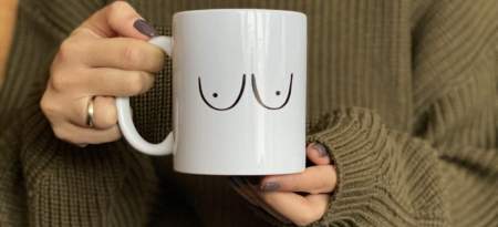 Borítókép: "Amikor a kiürült tejeszacskó szindróma visszaköszön a tükörből" - Anyák őszinte vallomásai a melleikről