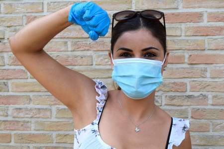 Borítókép: „Még ma is hallok távoli hangokat.” Koronás portrék napjainkból