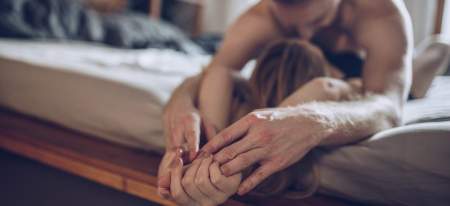 Borítókép: Hancúr karantén idején: "Az alvásidőben lezavart együttlét végére kelt fel a lányunk, aki nem értette, miért vagyunk meztelenek délután 3-kor"