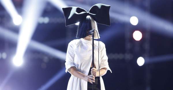 Borítókép: Botrány: Sia visszatért, de ennek nem mindenki örül