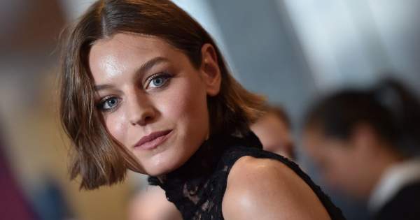 Borítókép: Nem várt segítség! Emma Corrin Károly herceg védelmére kelt