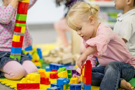 Borítókép: Milyen hatással lehet gyerekeinkre, ha a járvány miatt nem járnak közösségbe?