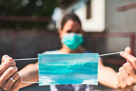 Borítókép: Kidörzsöli, viszket, nem bírod? Így teheted elviselhetőbbé a maszkhordást