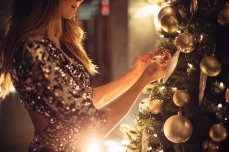 Borítókép: 6 outfit ötlet, hogy túlcsilloghasd a karácsonyfát az ünnepek alatt