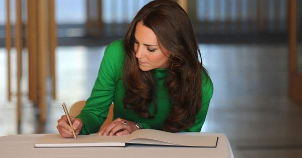 Borítókép: A Brit királyi család cseppet sem hétköznapi szignói