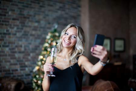 Borítókép: 6 ünnepi felső, amit felhúzhatsz a családi „videóhívásos” karácsonyra