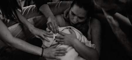 Borítókép: “Találkoztam olyan orvossal is, aki megkérdezte, hogy legális-e otthon szülni” – Anyák mesélték el teljes otthonszülés-történeteiket