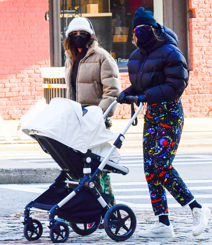 Soho, Manhattan - Gigi Hadid babasétáltatás közben, elrejtőzve a téli kiegészítők mögött