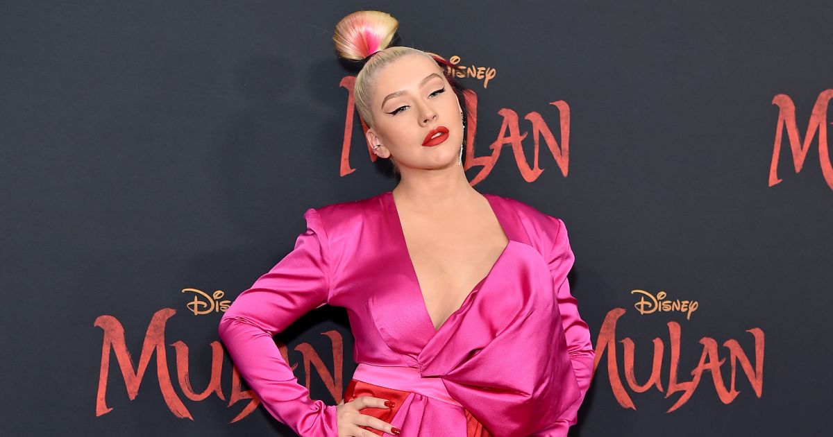 A 40 éves Christina Aguilera egy szál törölközőben pózol