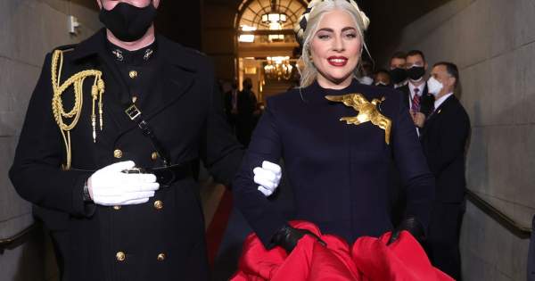 Borítókép: Lady Gaga elárulta: ezt szimbolizálta ruháján az arany galamb Biden beiktatási ceremóniáján