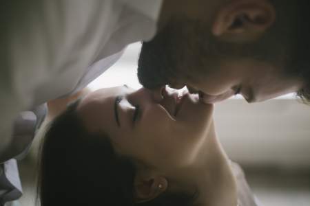 Borítókép: 5 dolog, amit egy csókból megtudhatsz a pasidról