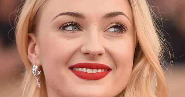 Egy szépségtrükk, amit Sophie Turner minden egyes este megtesz az arcbőréért